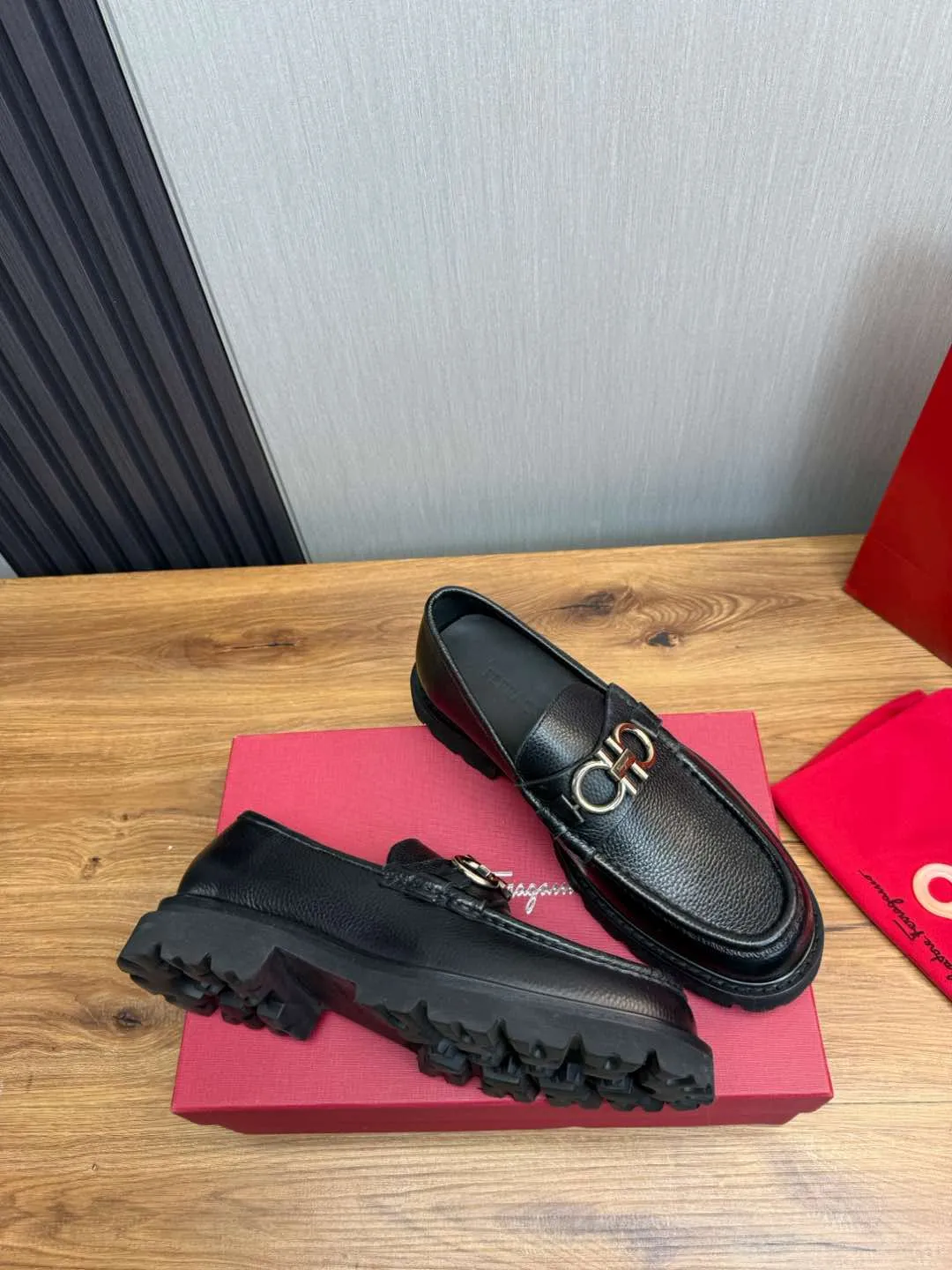 Men's shoes 💰880💰 Ferragamo. [Ferragamo] men's thick-soled loafers, the latest hot style, 1:1 original purchase quality, top quality, imported open-edge beaded cowhide leather on the upper, hand-made three-dimensional stitching highlights the round toe design, the inner foot pads are all imported cowhide, with original lightweight foam outsole, matching code 39-44, (38, 45 custom-made, non-refundable)